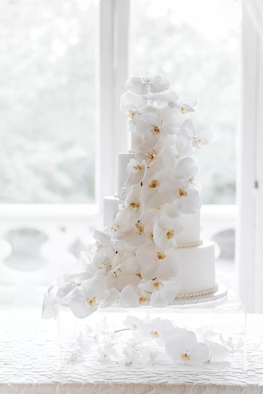 Statement wedding cake trends for 2022